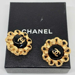 Boucles d'oreille CHANEL Vintage en métal doré et perle nacrée