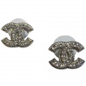 Boucles d'oreille clous CHANEL CC en métal argenté et strass