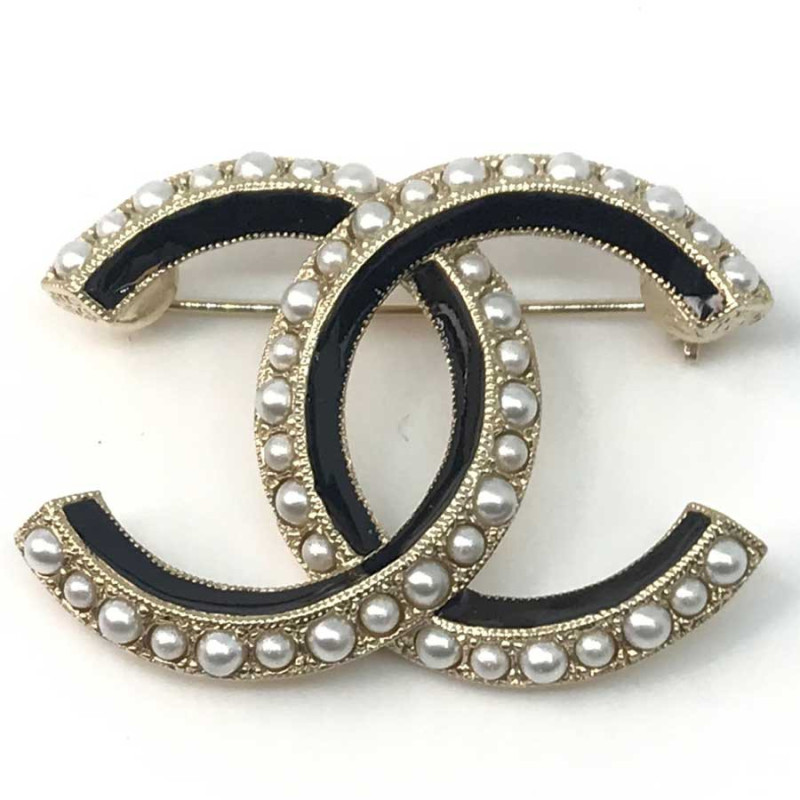 Broche CHANEL  CC dorée, perles nacrées