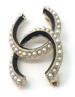 Broche CHANEL  CC dorée, perles nacrées