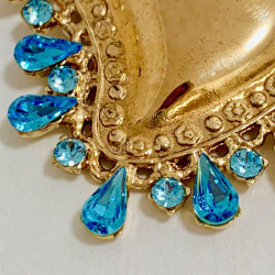 Broche CHRISTIAN LACROIX coeur doré strass bleu