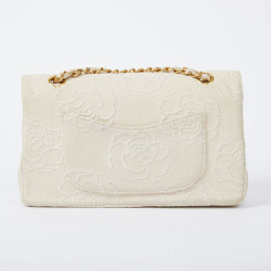  Sac CHANEL motifs camélias en toile beige