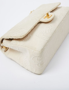  Sac CHANEL motifs camélias en toile beige