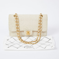 A NETTOYERSac motifs camélias CHANEL toile beige