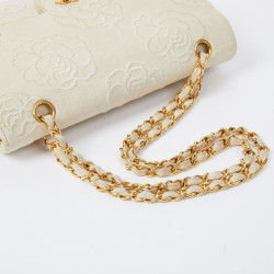 A NETTOYERSac motifs camélias CHANEL toile beige