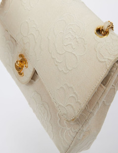  Sac CHANEL motifs camélias en toile beige