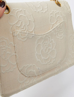  Sac CHANEL motifs camélias en toile beige