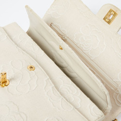 A NETTOYERSac motifs camélias CHANEL toile beige