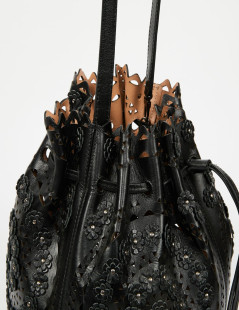 Sac  seau ALAIA cuir noir perforé et fleurs 