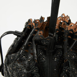 Sac  seau ALAIA cuir noir perforé et fleurs 