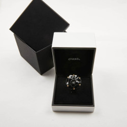 CHANEL bague camélia onyx Or jaune 18 carats