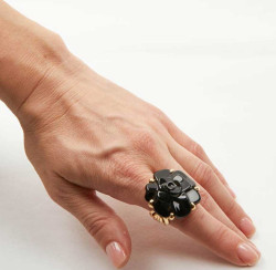 CHANEL bague camélia onyx Or jaune 18 carats