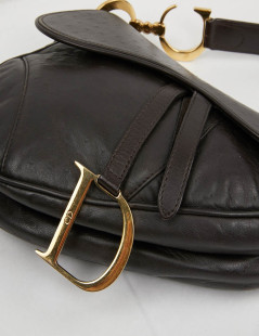 Saddle DIOR cuir façon autruche marron par John Galliano