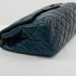 Sac 2.55 maxi CHANEL cuir d'agneau lisse bleu