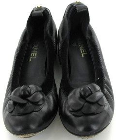 Ballerines CHANEL en cuir noir et camélia