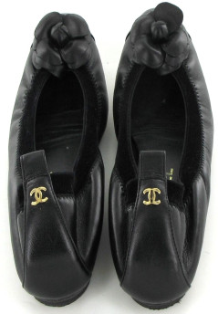 Ballerines CHANEL en cuir noir et camélia