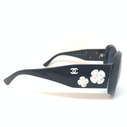 Chanel solaires noires et camélias blancs