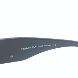 Lunettes de soleil CHANEL noires et camélia blanc