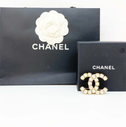 CHANEL Broche CC perles et brillants