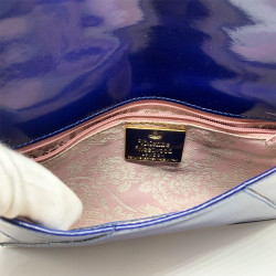 Pochette VIVIENNE WESTWOOD cuir verni bleu roi