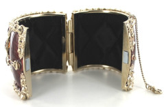 CHANEL cuff in gilded metal and varnished resin