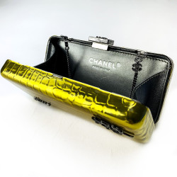 Minaudière CHANEL effet crocodile jaune