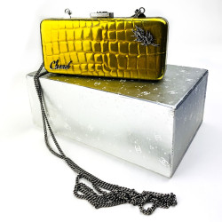 CHANEL Minaudière jaune effet crocodile 