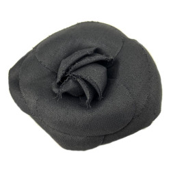 xxxBroche CHANEL camélia tissu noir