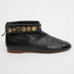 Boots CHANEL T 38,5 cuir et boutons CHANEL