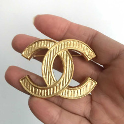 Broche CHANEL CC métal doré