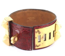 Manchette HERMES collier de chien en crocodile rouge foncé et or