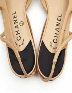 Sandales plates CHANEL bicolores beige et noir