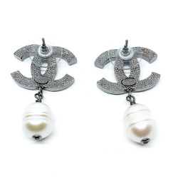 Boucles d'oreille CHANEL perles d'eau douce pendantes