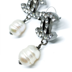 Boucles d'oreille CHANEL perles d'eau douce pendantes