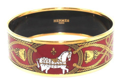 Bracelet HERMES en émail bordeaux et doré motif chevaux